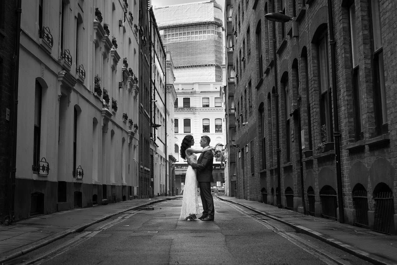 bride and groom photoshoot in Bloomsbury, London